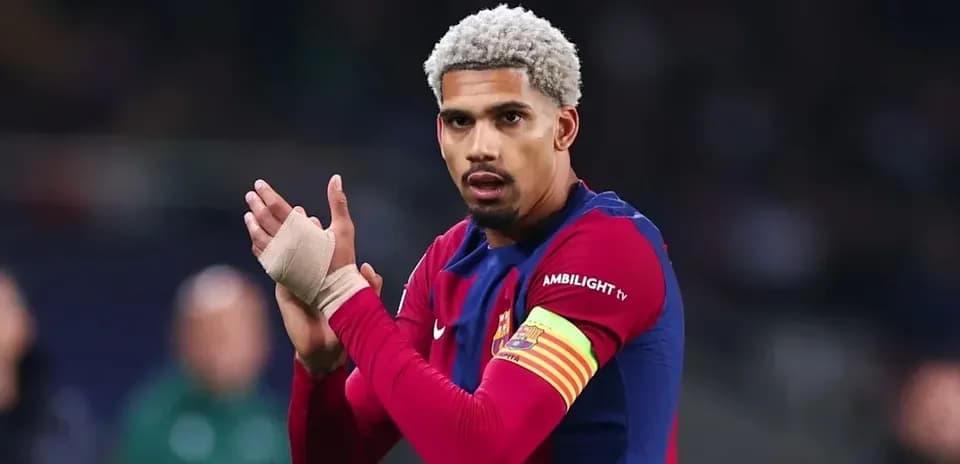 Jugador aplaudiendo con vendaje en la mano