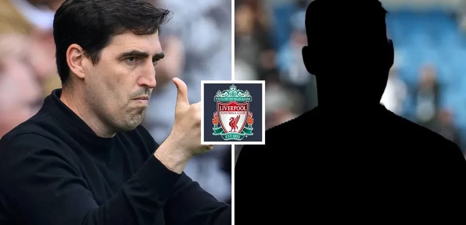 Entrenador dando instrucciones con logo de Liverpool