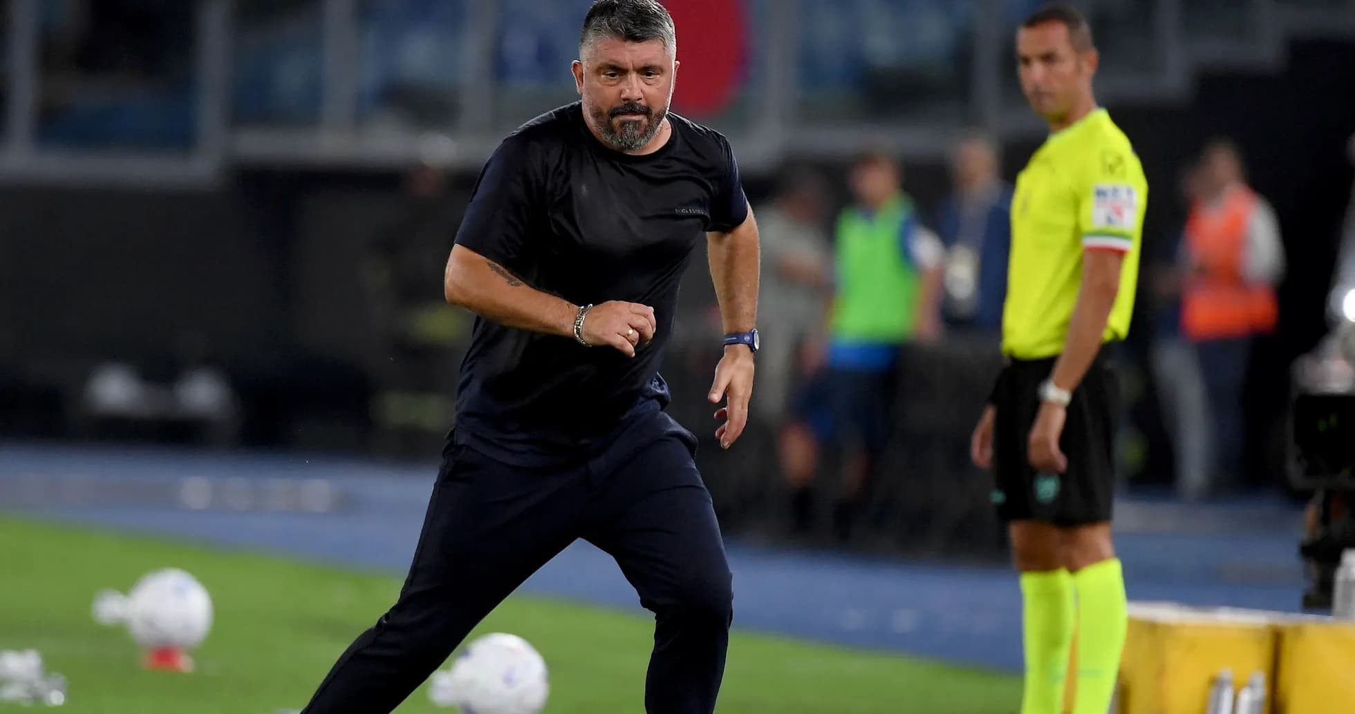 Entrenador corriendo en la línea de banda durante el partido