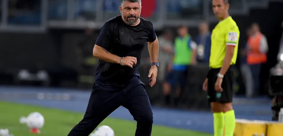 Entrenador corriendo en la línea de banda durante el partido