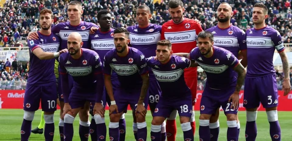 Jugadores de Fiorentina en alineación previa al partido