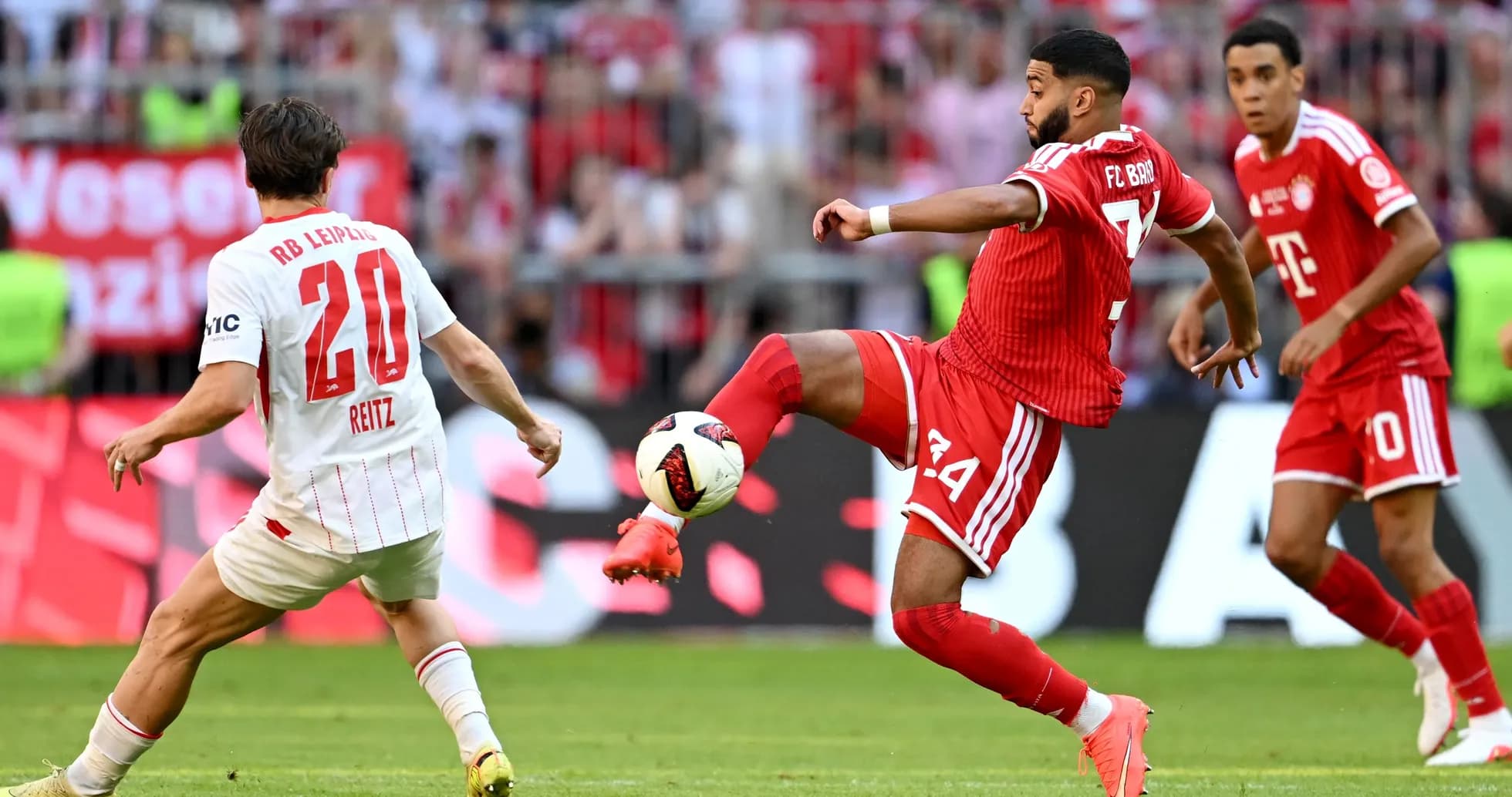 Jugador de FC Bayern despejando el balón en partido