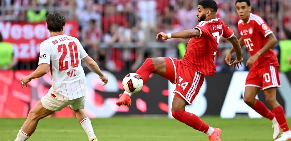 Jugador de FC Bayern despejando el balón en partido