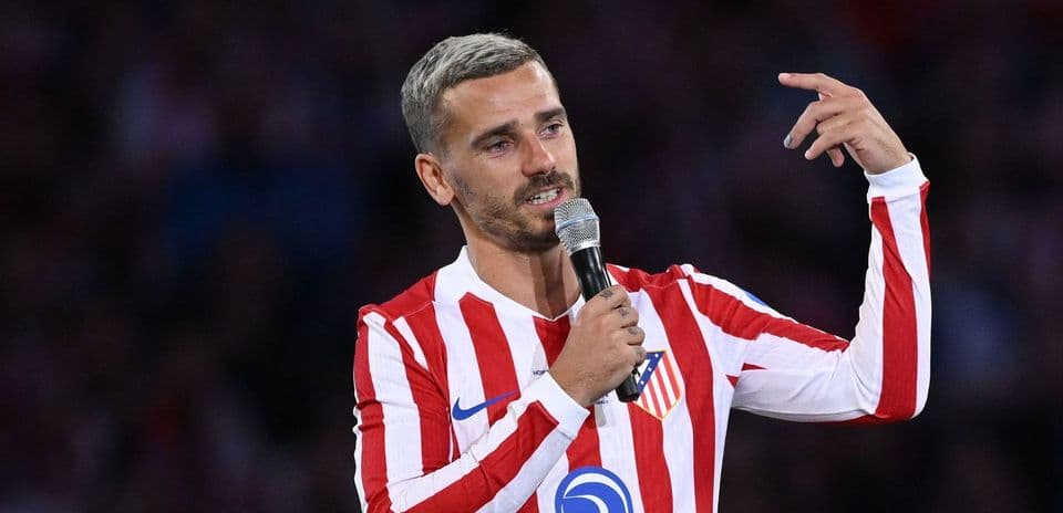 Jugador hablando con micrófono en el escenario