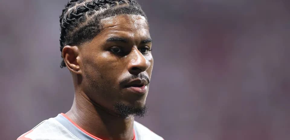 Jugador con trenzas en uniforme deportivo