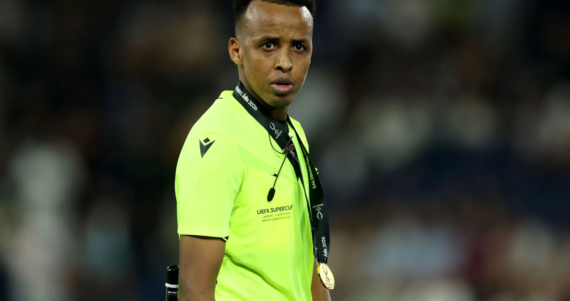 Árbitro con medalla en la UEFA Super Cup