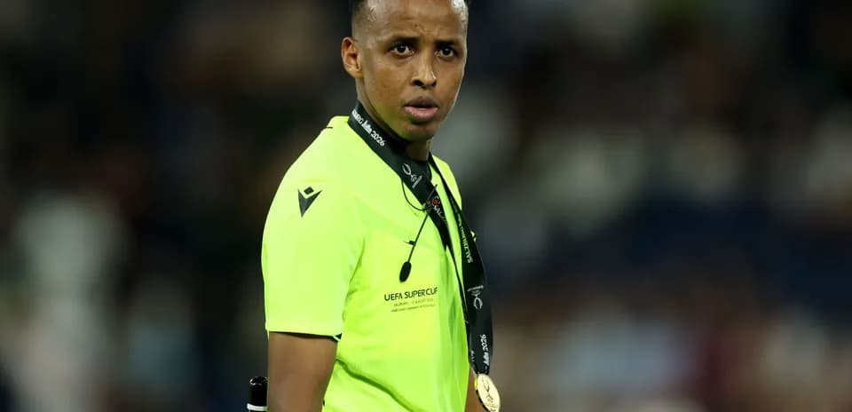 Árbitro con medalla en la UEFA Super Cup