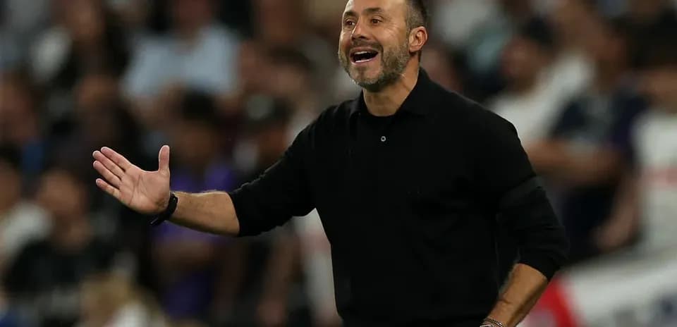 Entrenador dirigiendo a su equipo desde la banda