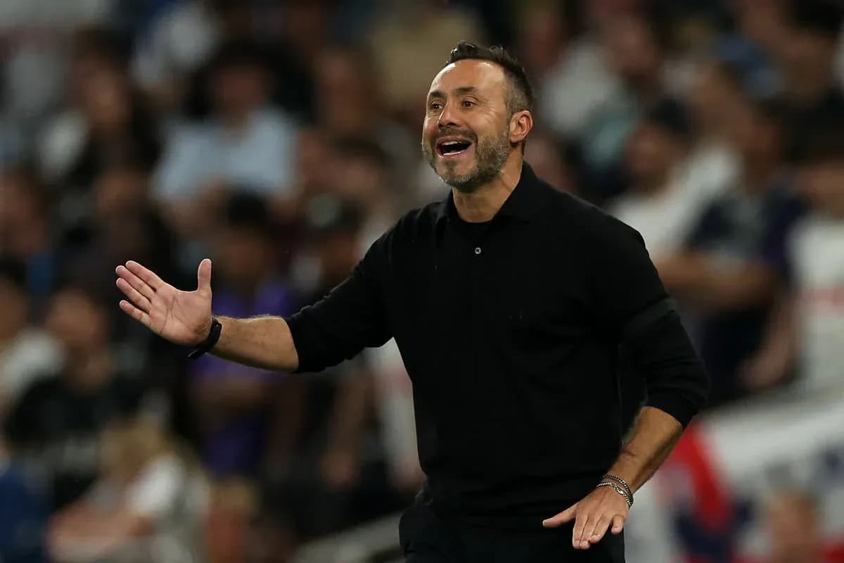 Entrenador dirigiendo a su equipo desde la banda