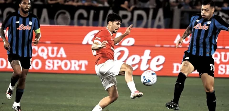 Jugador golpeando el balón durante un partido de fútbol