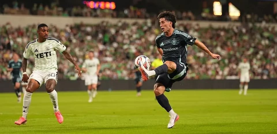 Jugador del Seattle Sounders controla el balón