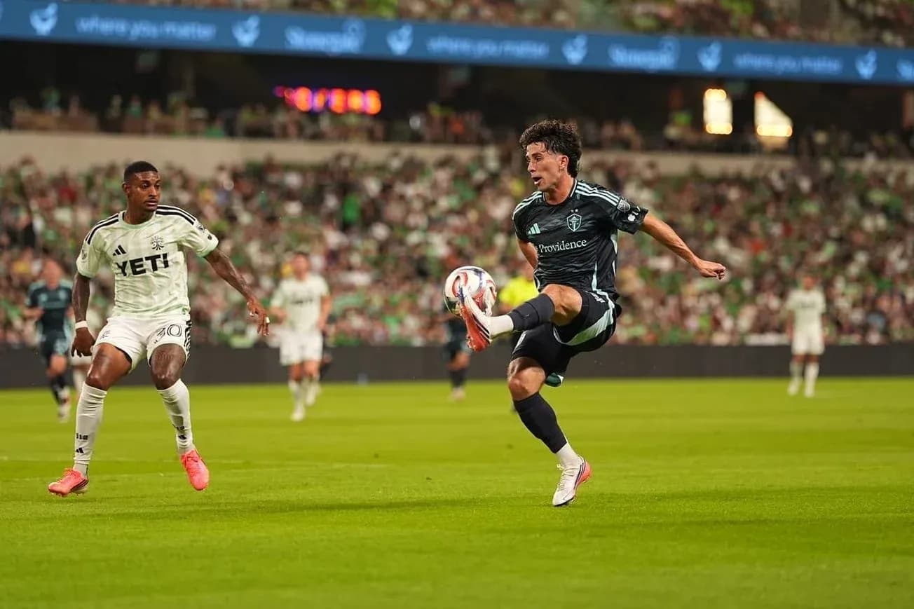 Jugador del Seattle Sounders controla el balón