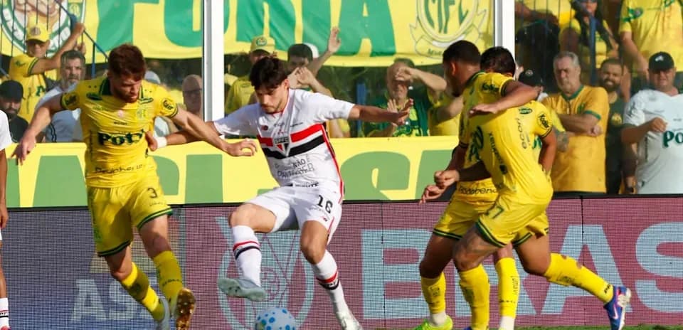 Jugadores en acción durante el partido