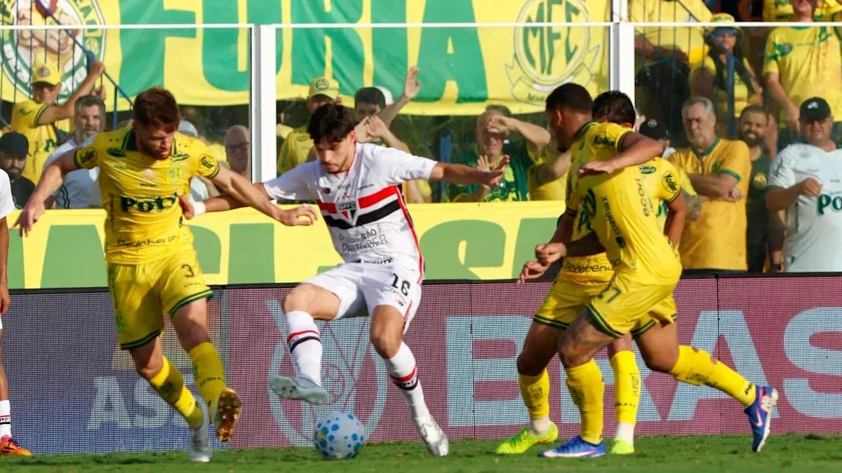 Jugadores en acción durante el partido