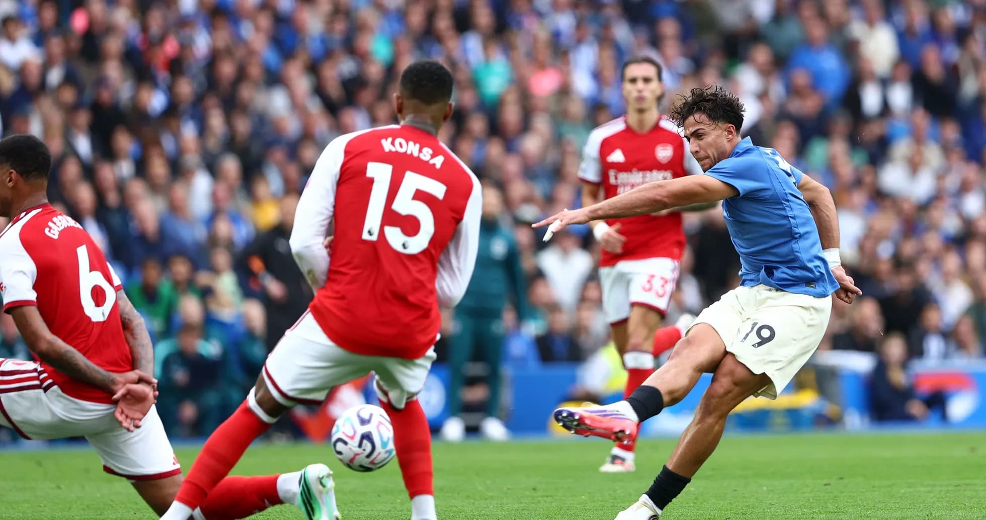 Jugador de Manchester City disparando a portería