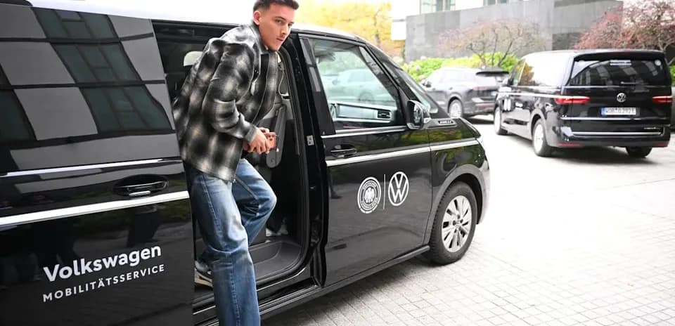 Jugador saliendo de vehículo Volkswagen en un hotel