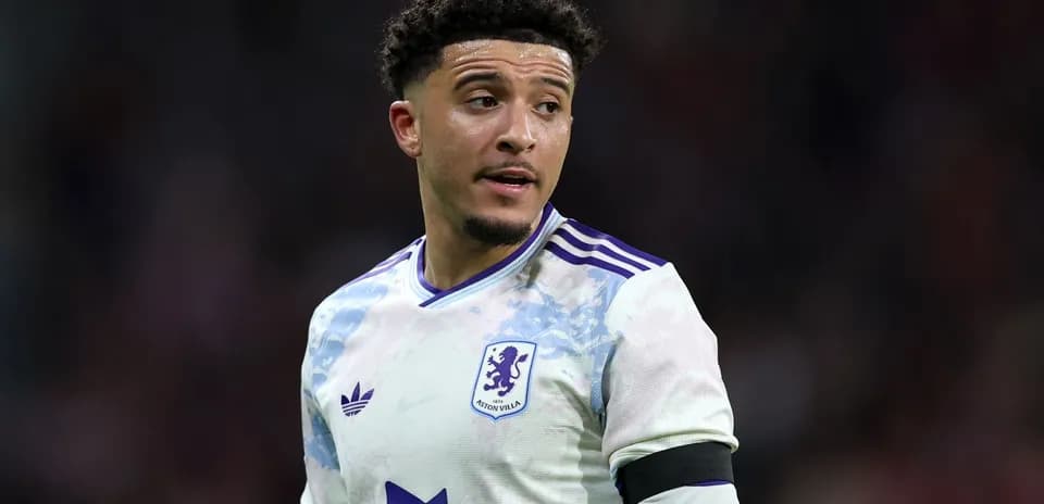 Jugador de Aston Villa en campo durante partido