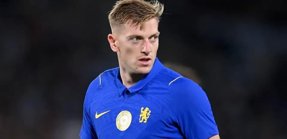 Jugador de Chelsea en uniforme azul durante partido