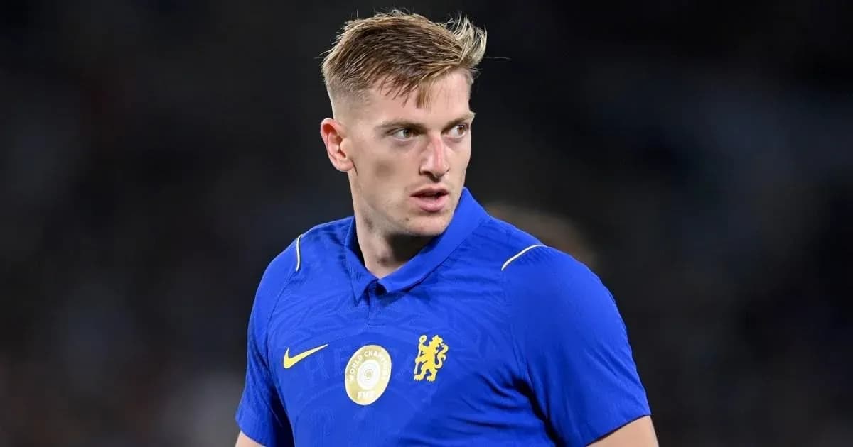 Jugador de Chelsea en uniforme azul durante partido