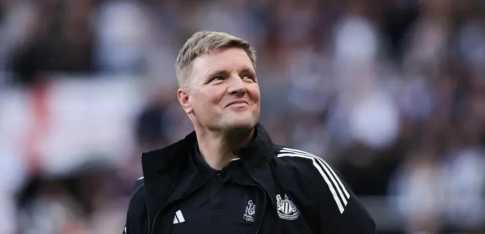 Entrenador de Newcastle sonriendo en el campo