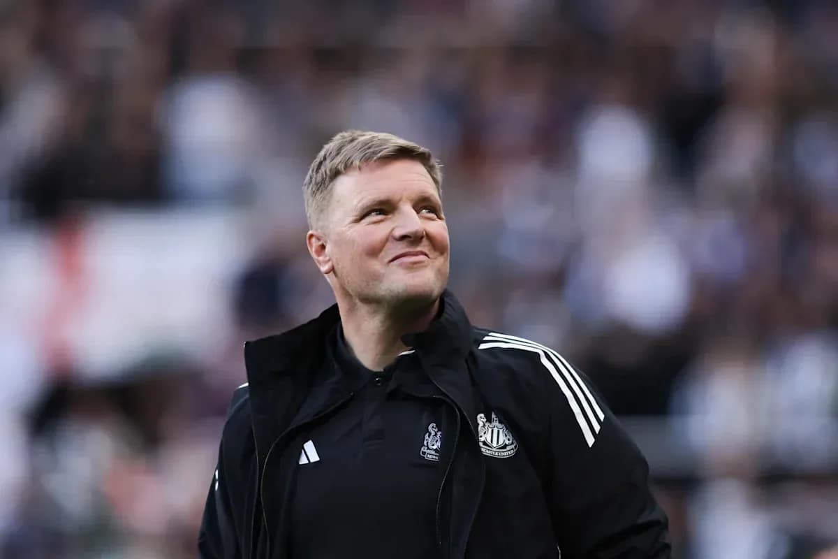 Entrenador de Newcastle sonriendo en el campo