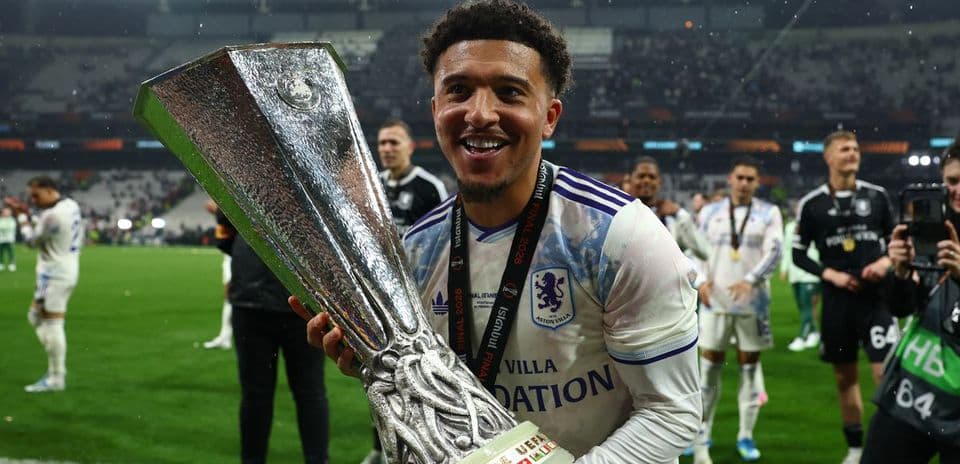 Jugador de Aston Villa celebrando con trofeo de Europa League