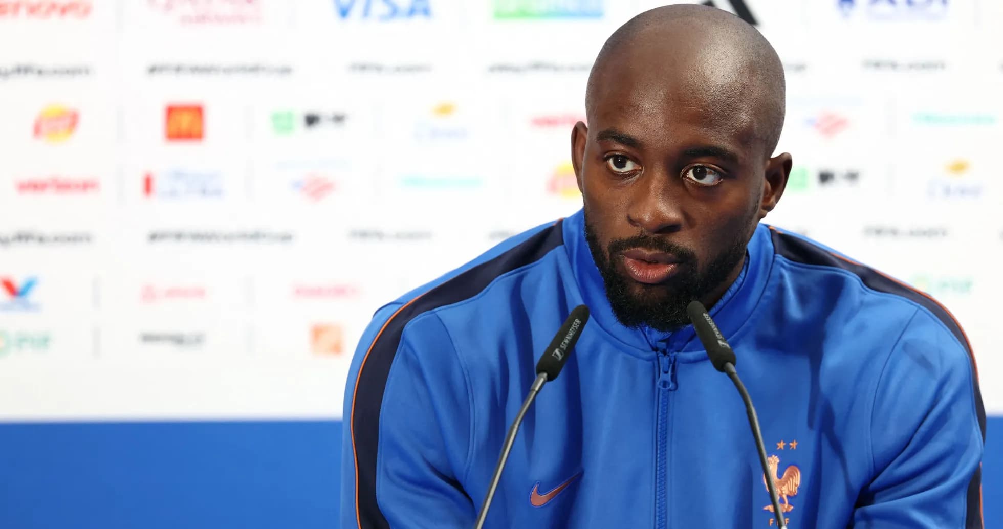 Jugador hablando en conferencia de prensa previa al partido