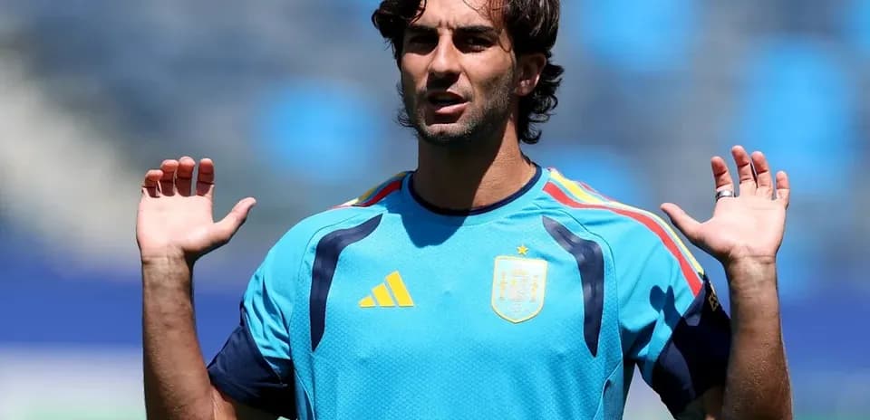 Jugador entrenando con camiseta de la selección española