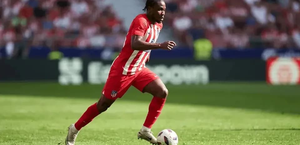 Jugador de Atlético de Madrid corriendo con el balón