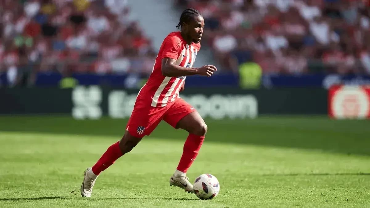 Jugador de Atlético de Madrid corriendo con el balón