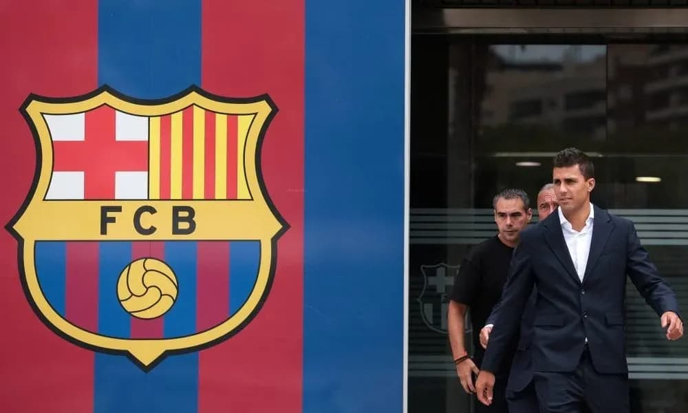 Jugador saliendo del edificio del FC Barcelona