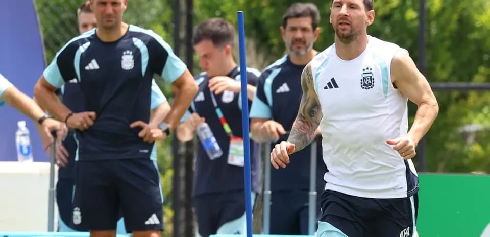 Lionel Messi corriendo durante entrenamiento con equipo