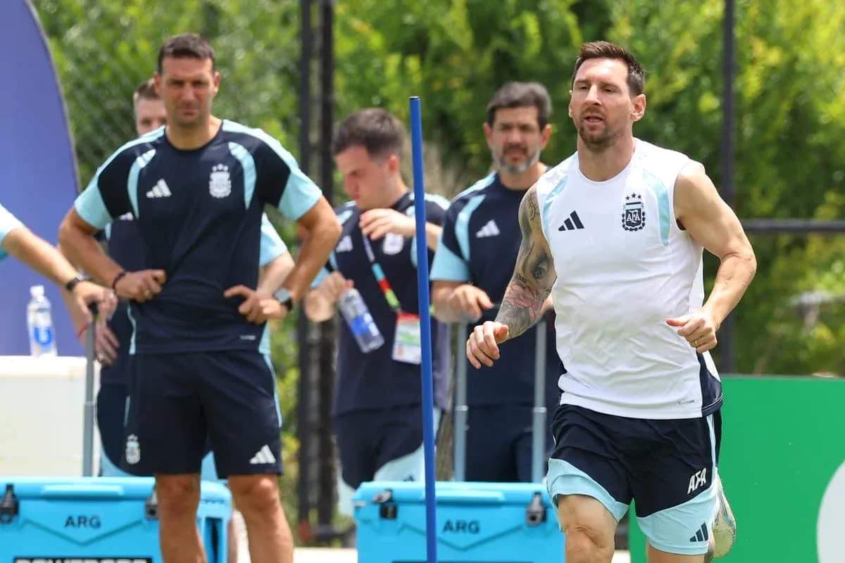 Lionel Messi corriendo durante entrenamiento con equipo