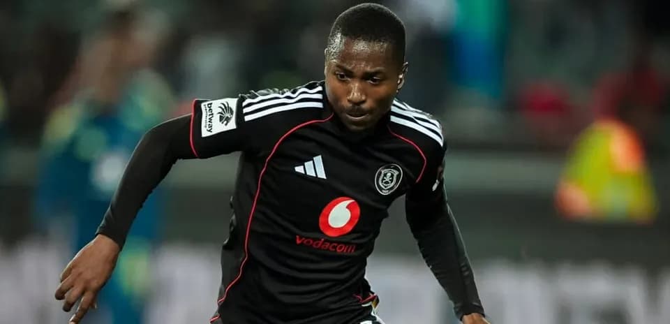 Jugador de Orlando Pirates corriendo en el campo
