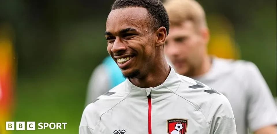 Jugador de AFC Bournemouth sonriendo durante entrenamiento