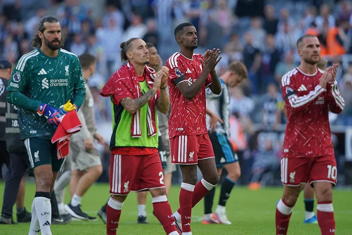 Jugadores de Liverpool aplaudiendo después del partido