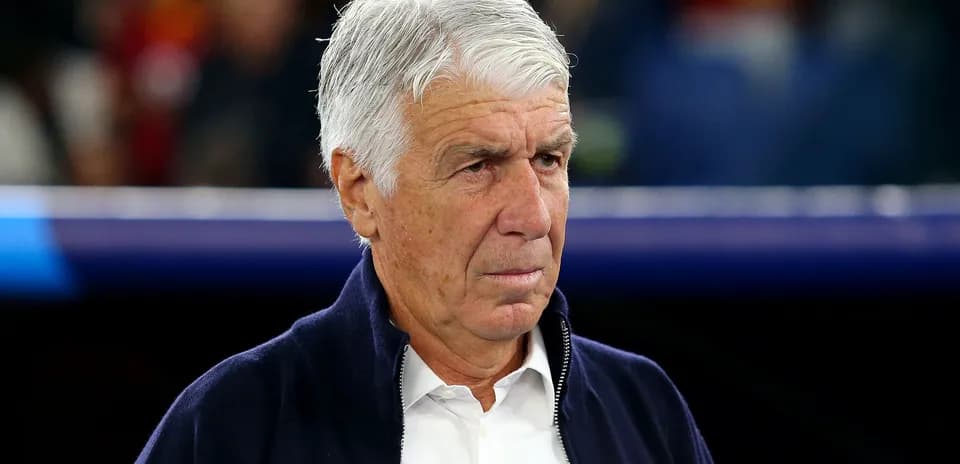 Entrenador observando desde la línea de banda