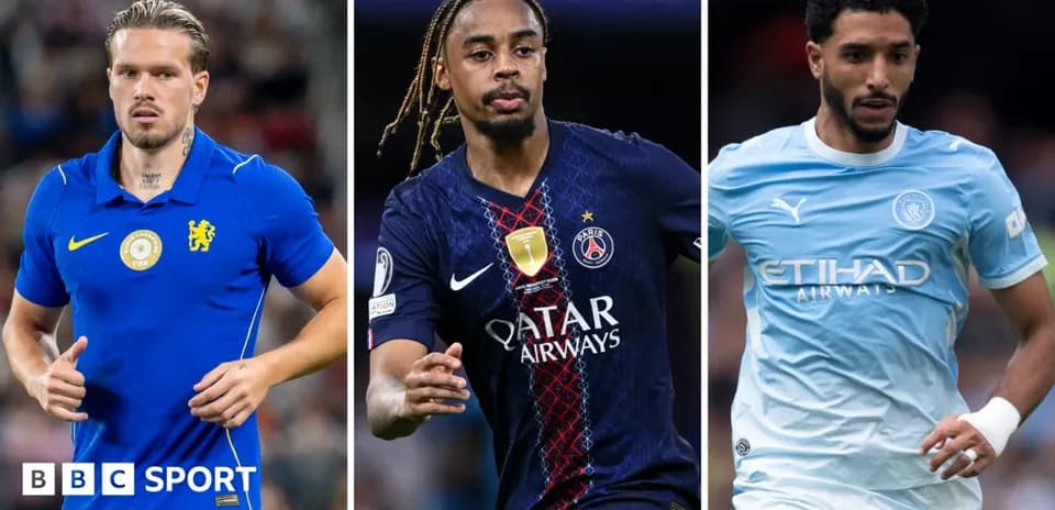 Tres jugadores de fútbol en acción durante un partido