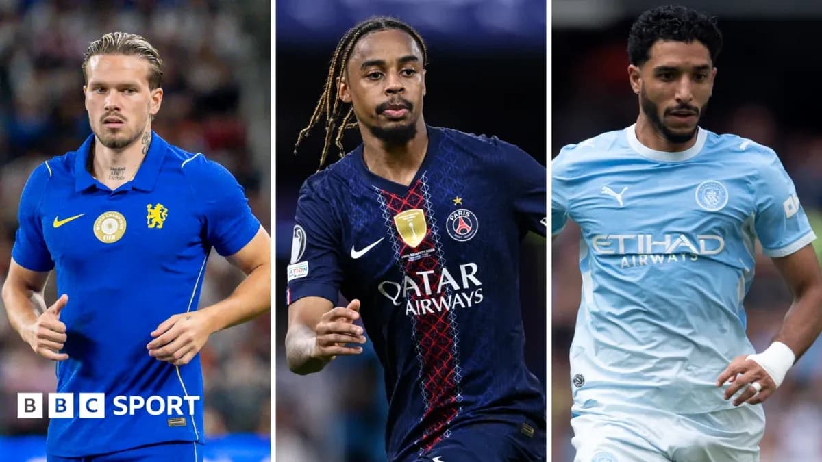 Tres jugadores de fútbol en acción durante un partido