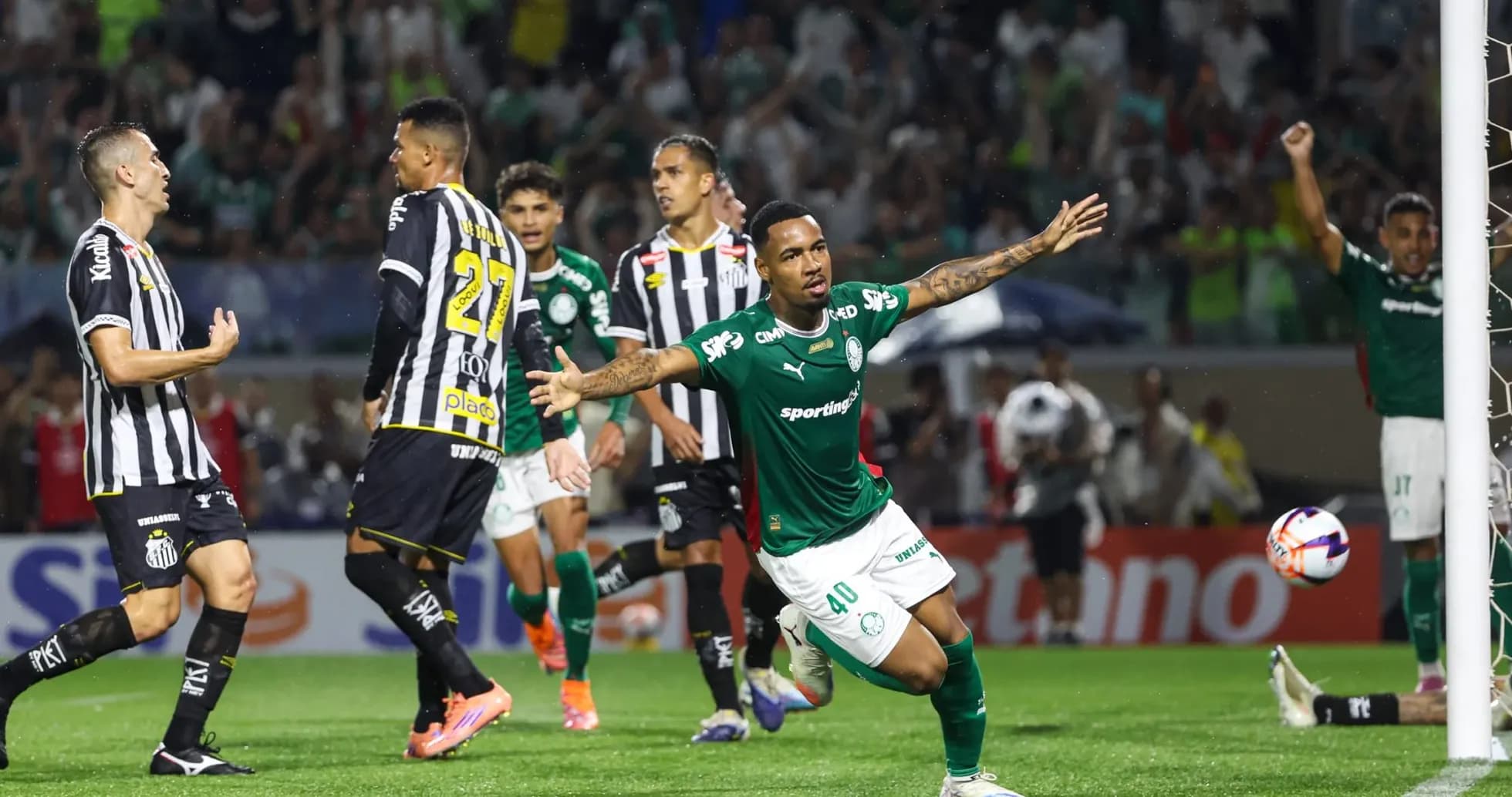 Jugador de Palmeiras celebra un gol contra Santos
