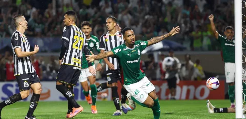 Jugador de Palmeiras celebra un gol contra Santos