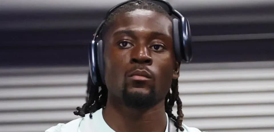 Jugador con auriculares en un entorno interior