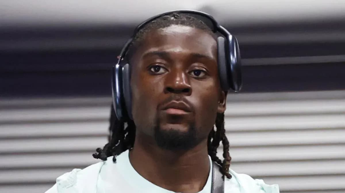 Jugador con auriculares en un entorno interior