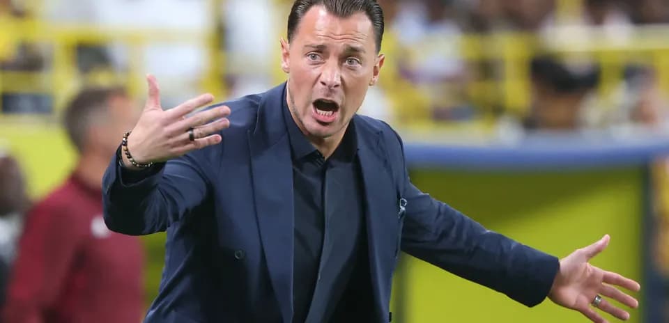 Entrenador dirigiendo instrucciones durante un partido