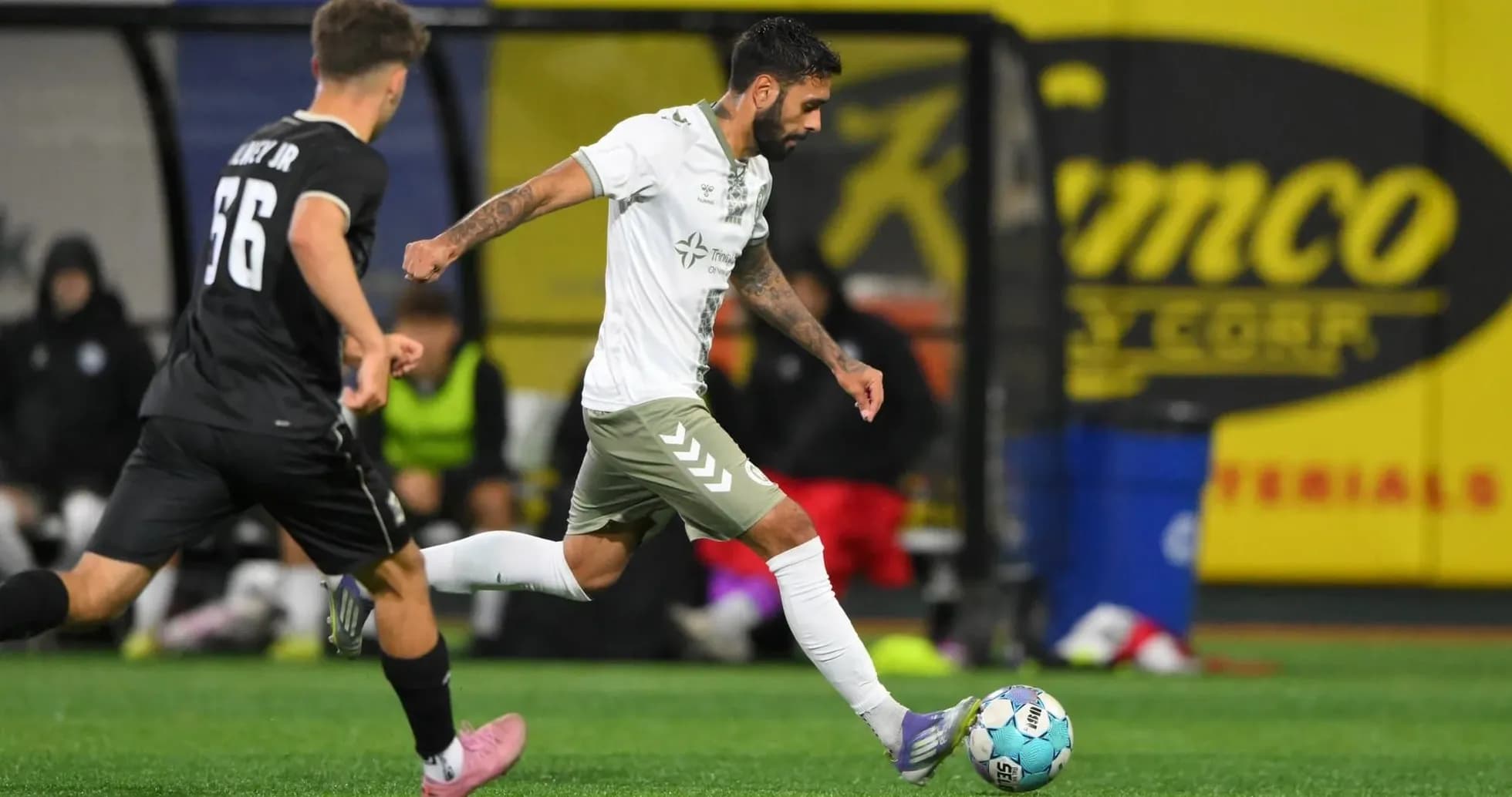 Jugador del NY Cosmos driblando con el balón