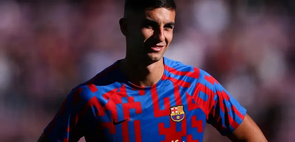 Jugador de Barcelona sonriendo en camiseta colorida