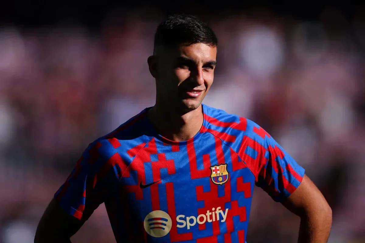 Jugador de Barcelona sonriendo en camiseta colorida