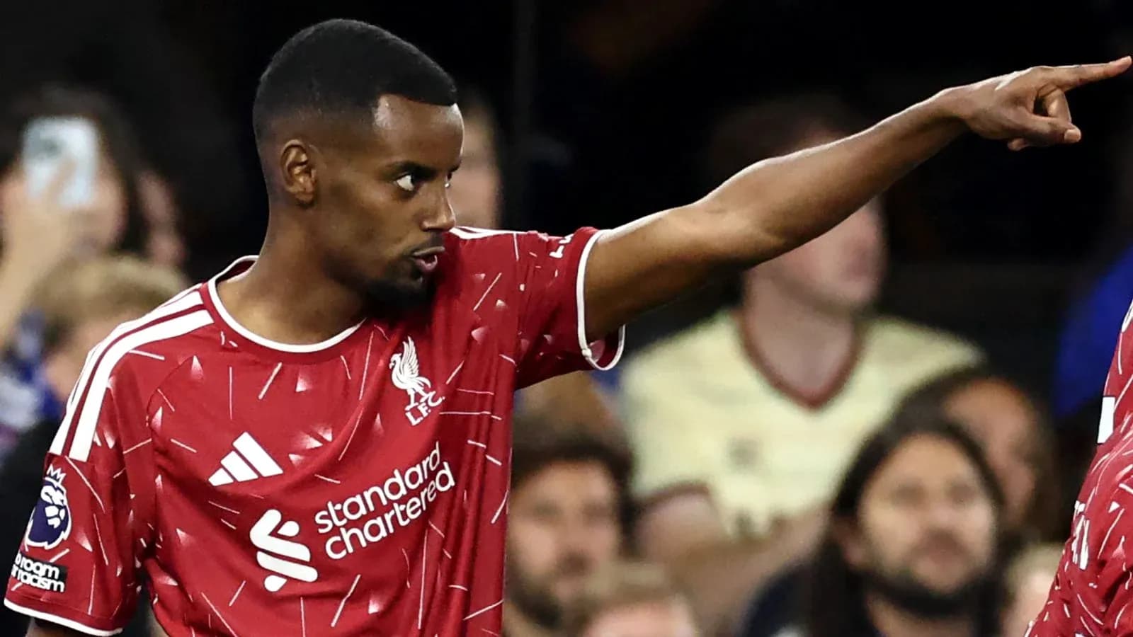 Jugador de Liverpool señalando durante un partido