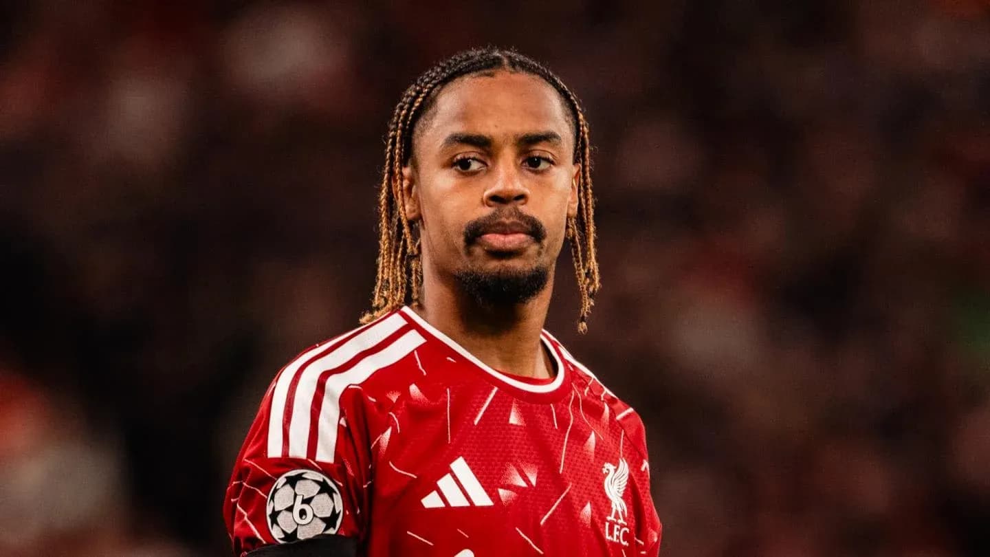 Jugador de Liverpool en el campo durante el partido