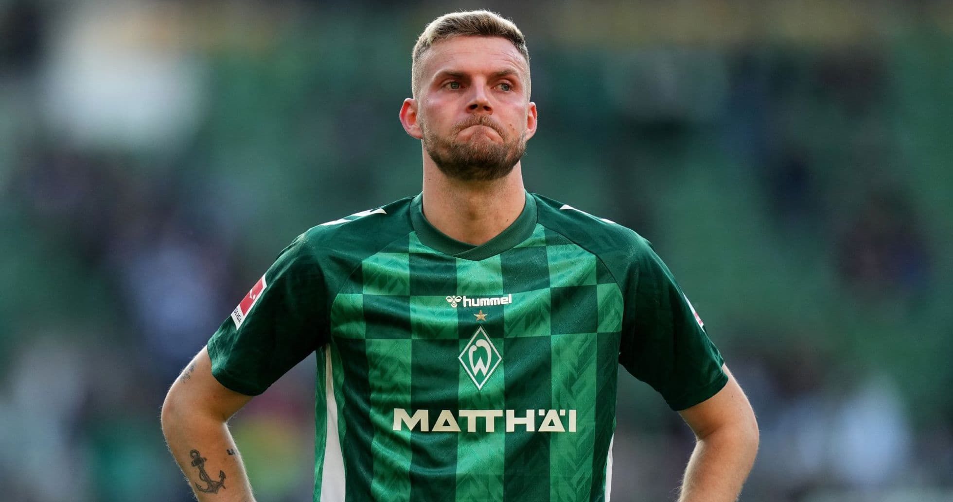 Jugador de Werder Bremen en uniforme verde durante el partido
